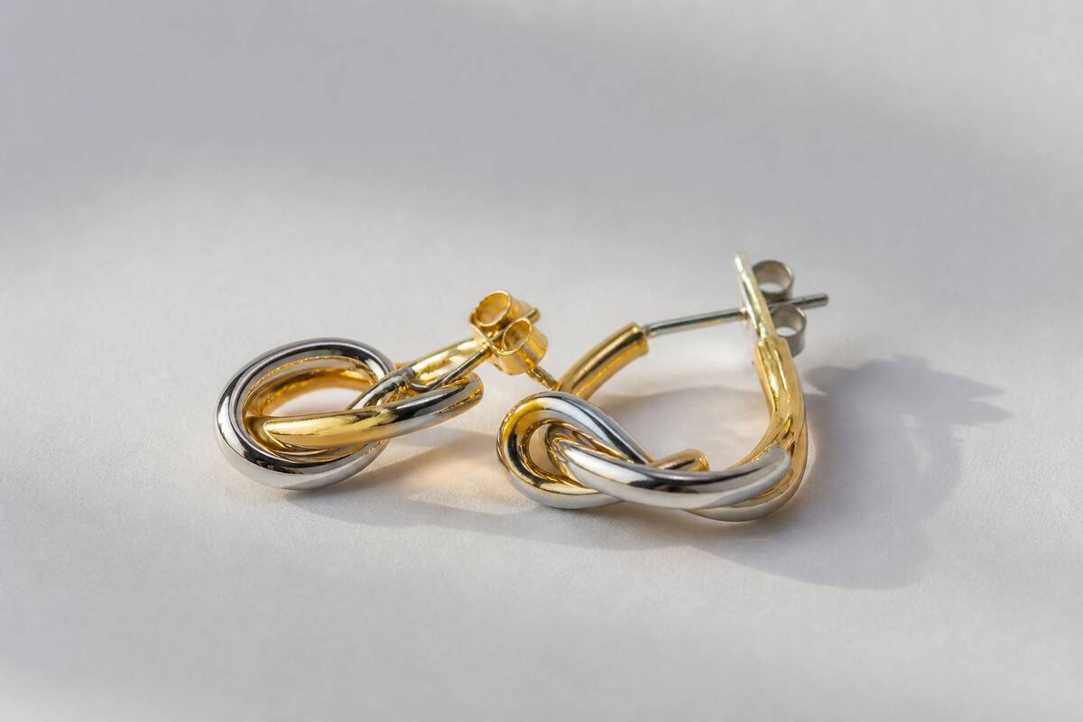 Realistische close-up van oorbellen met focus op materiaal en sluiting
